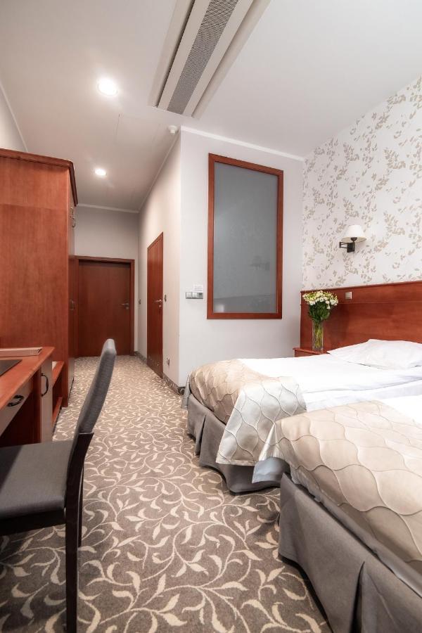 Hotel Park Kajetany Nadarzyn Kültér fotó