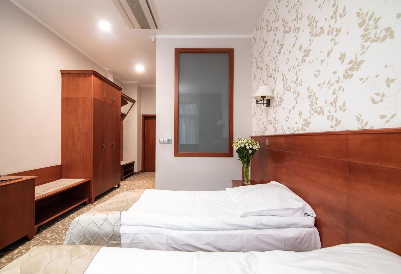 Hotel Park Kajetany Nadarzyn Kültér fotó
