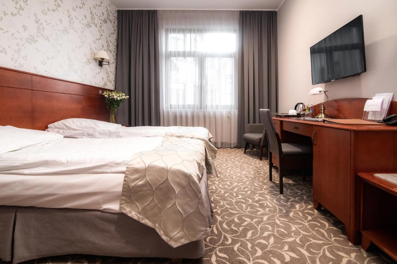Hotel Park Kajetany Nadarzyn Kültér fotó